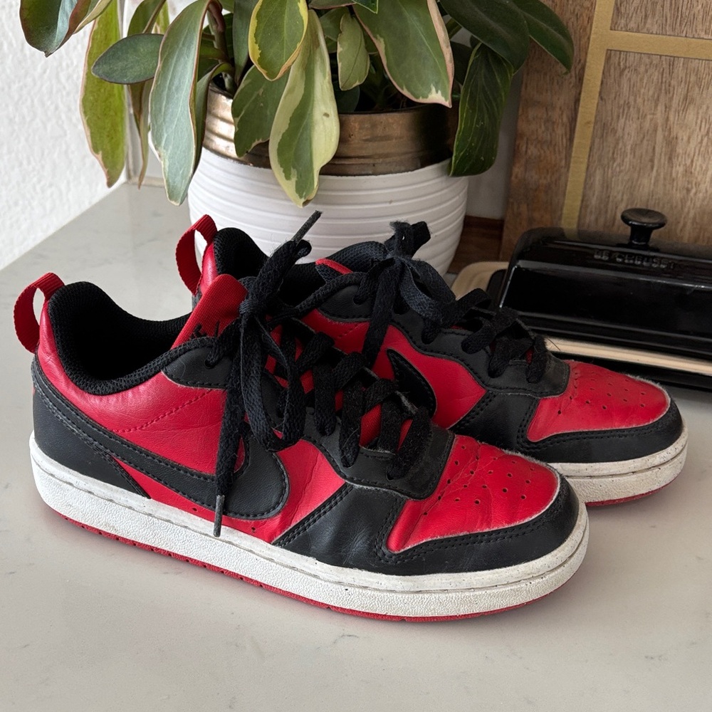 Nike Kids Black and Red Low-Top Sneakers